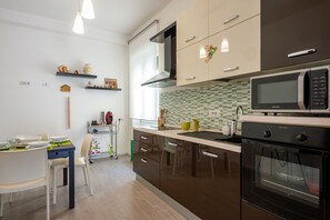 Frigorifero, microonde, piano cottura, lavastoviglie