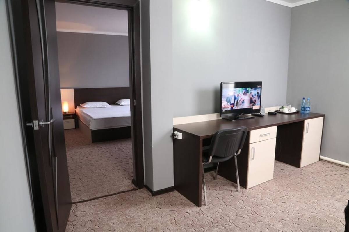 City Triple Room | Desk, laptop workspace, blackout drapes, soundproofing