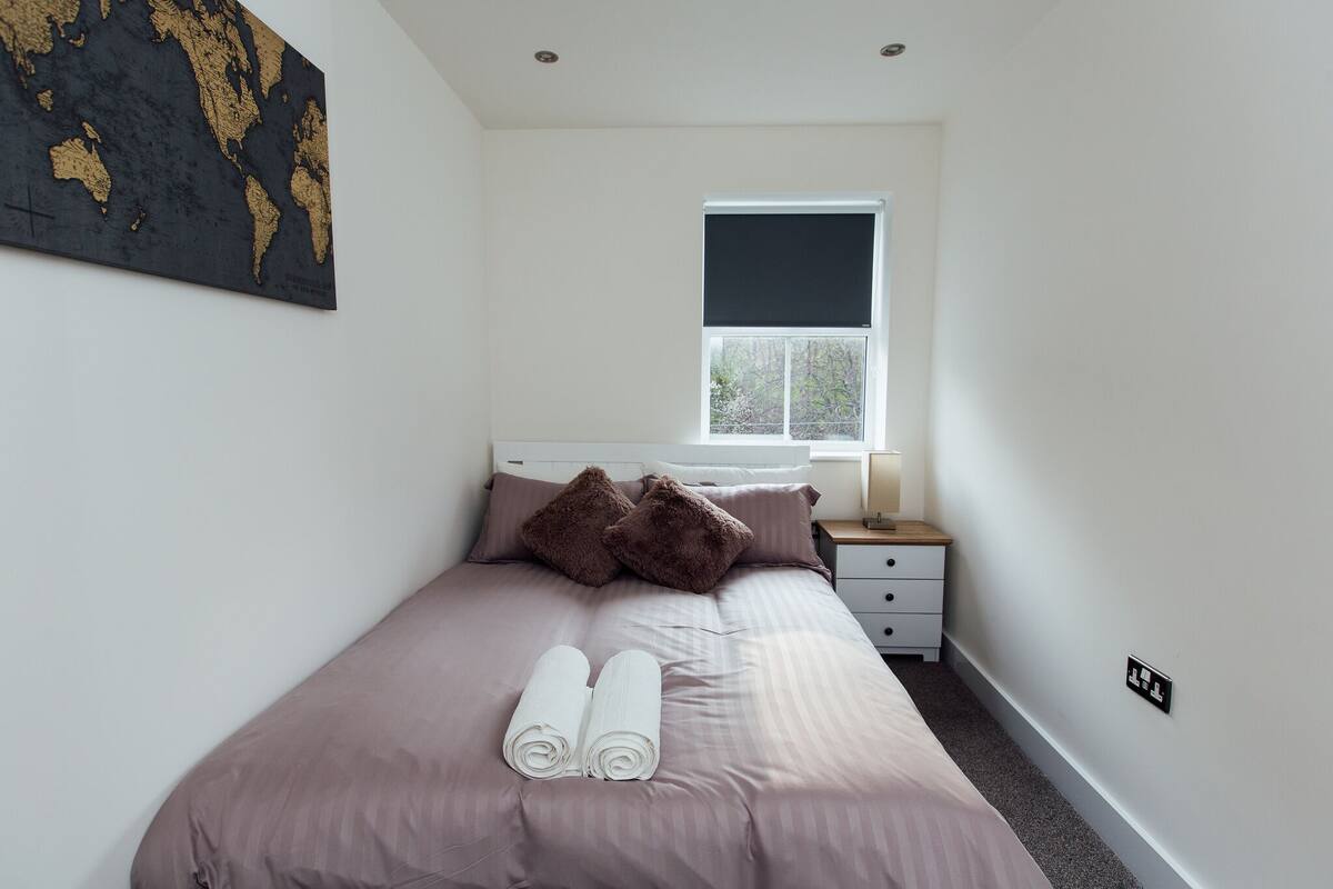 Desk, laptop workspace, iron/ironing board, WiFi (free)