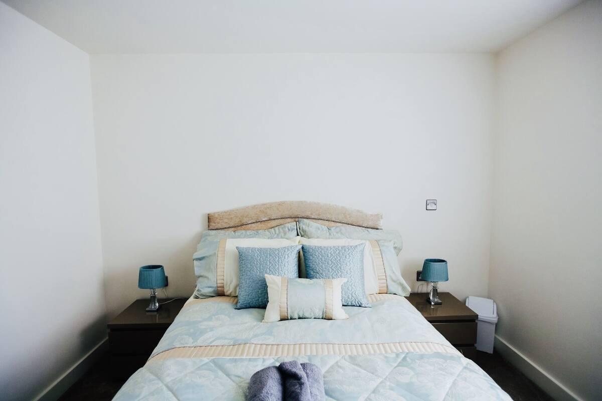 Desk, laptop workspace, iron/ironing board, WiFi (free)