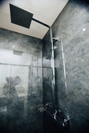 Appartement, 2 chambres, non-fumeurs | Salle de bain | Douche, douche à « effet pluie », articles de toilette gratuits