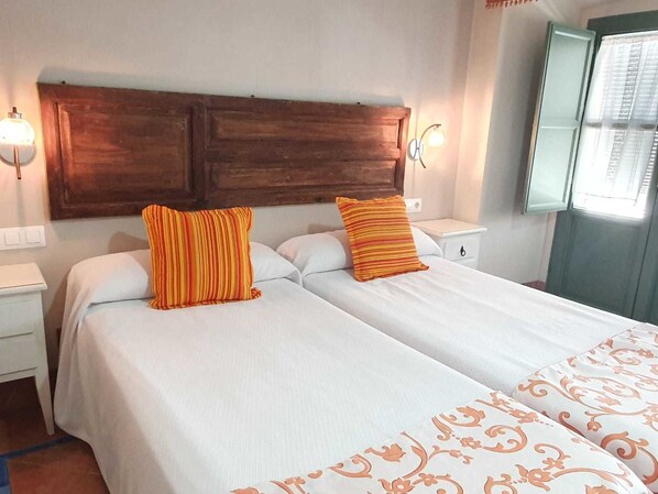 Triple Room | Desk, free WiFi, bed sheets