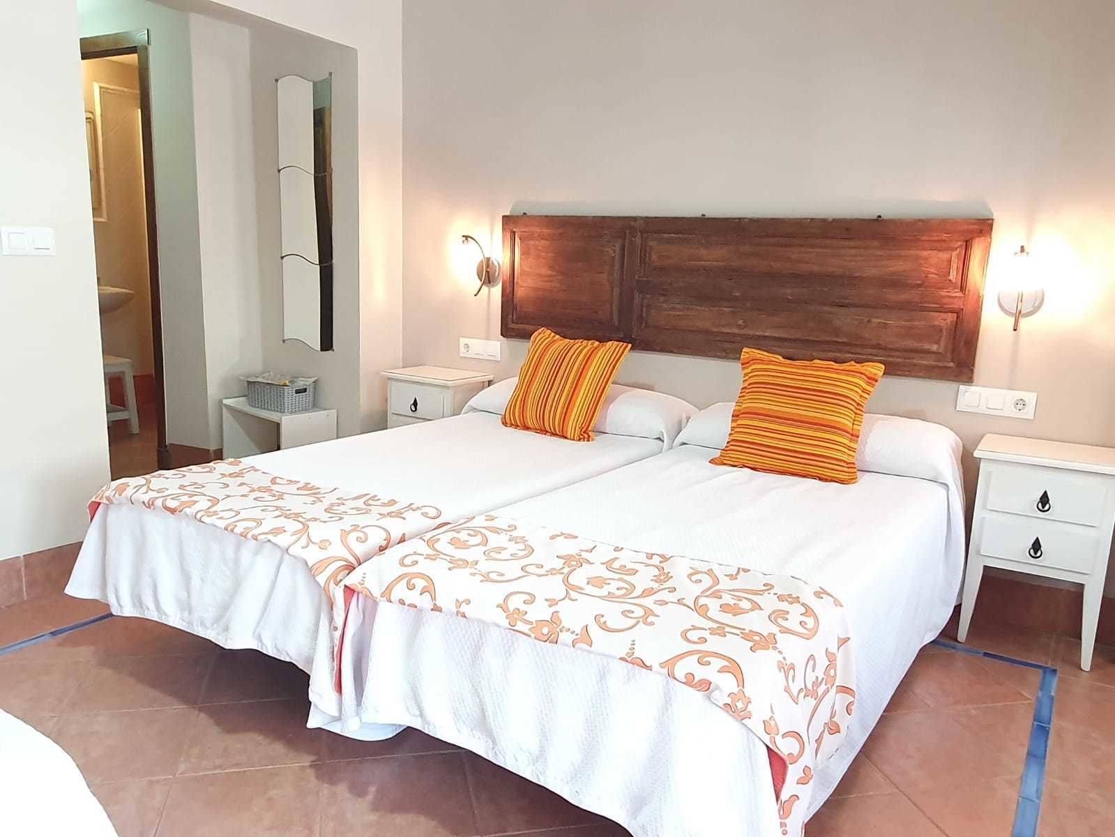 Triple Room | Desk, free WiFi, bed sheets