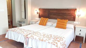 Triple Room | Desk, free WiFi, bed sheets