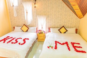 Desk, laptop workspace, free WiFi - Phuc Da Lat Hotel (Da Lat)