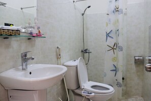 Shower, hair dryer, slippers, towels - Phuc Da Lat Hotel (Da Lat)