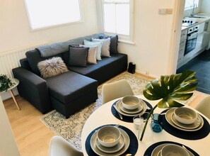 Dining - One Bedroom City Apartment, Cambridge by Sojo Stay (Cambridge)