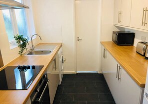 Standard Apartment, 1 Bedroom | Private kitchen | Fridge, microwave, oven, stovetop - One Bedroom City Apartment, Cambridge by Sojo Stay (Cambridge)