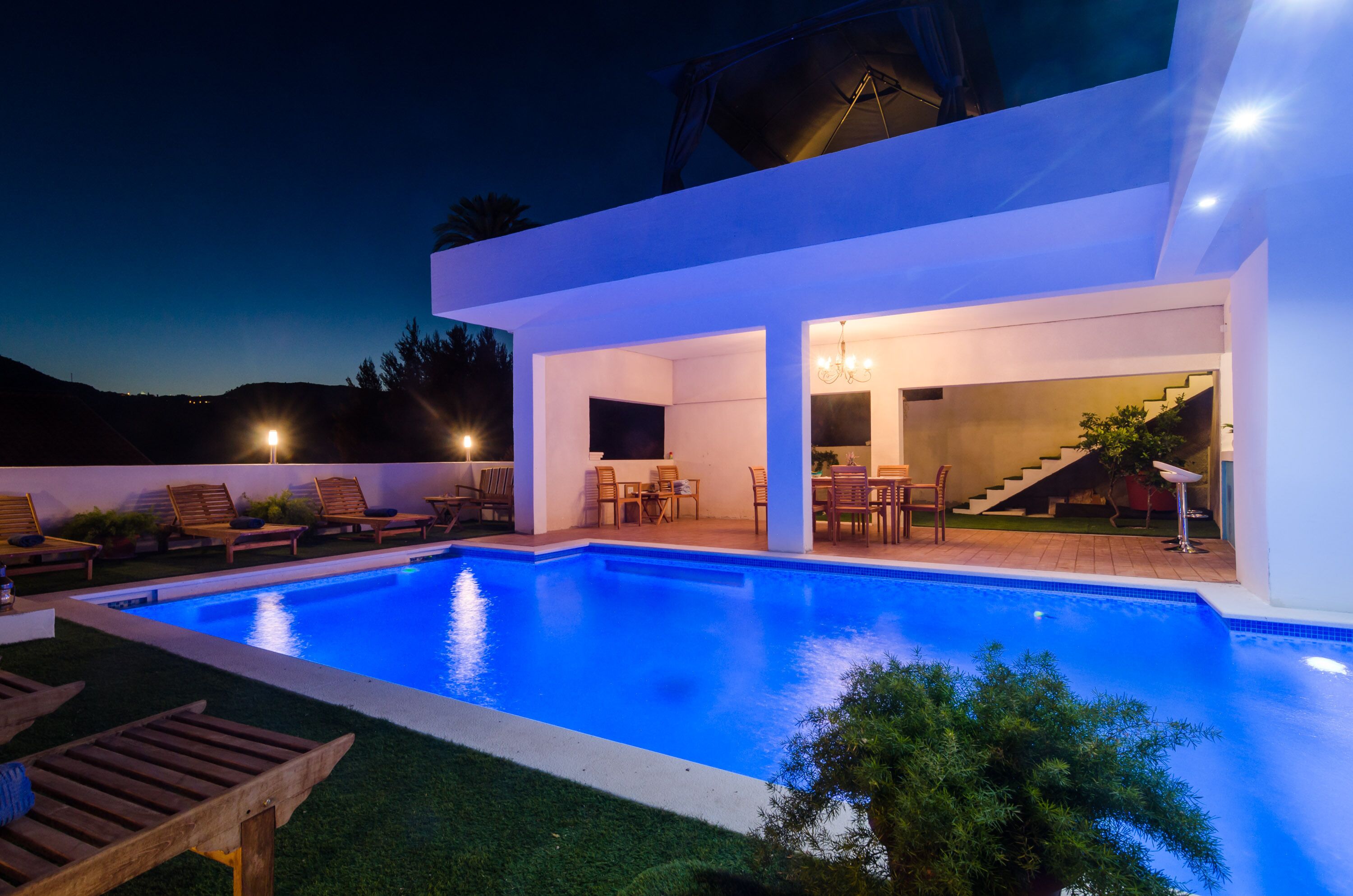 Villa (5-Bedroom Villa with Two Pools) | Piscina | Una piscina al aire libre de temporada, una piscina con borde infinito