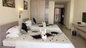 Phòng Deluxe (with One-way Airport Pick up) | Minibar, két bảo mật tại phòng, trang trí khác biệt