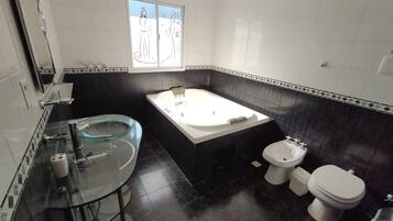 Phòng đôi Deluxe | Phòng tắm | Bồn tắm, bồn tắm thủy lực, khăn tắm
