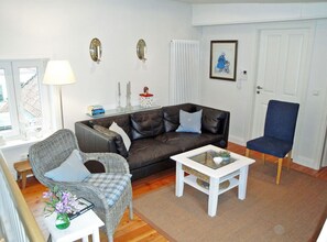 Fernseher, DVD-Player, Bücher, Musikbibliothek