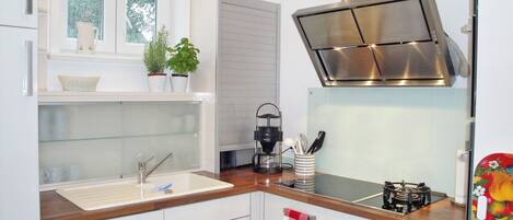 Fridge, microwave, dishwasher, coffee/tea maker