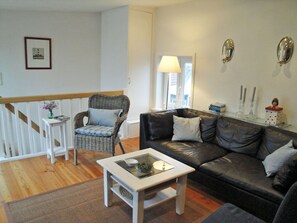 Fernseher, DVD-Player, Bücher, Musikbibliothek