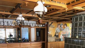 A pool table with balls, a bar area with stools, and a mural on the wall. - Gruppenhaus Rügen Zur Brunnenaue (Sagard)
