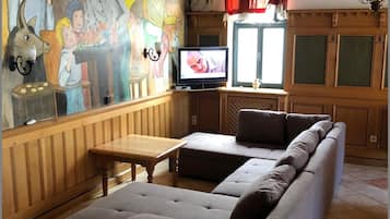 Basic Townhome (incl.150EUR cleaning&16EUR laundryFee) | Living area | Flat-screen TV