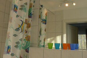 Townhome Basic (incl.150EUR cleaning&16EUR laundryFee) | Badrum | Dusch och duschhuvud med massagefunktion