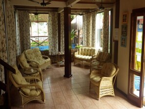 Lobby sitting area - Pousada Praia D'Azul (Angra dos Reis)