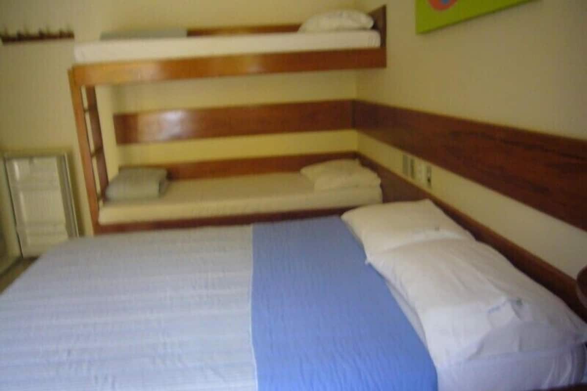 Habitación cuádruple | Minibar, wifi gratis y ropa de cama