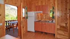 Bungalow, 2 Bedrooms | Private kitchen | Mini-fridge, microwave, stovetop, cookware/dishes/utensils - Camping la Torre (Espot)