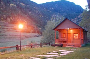 Mặt tiền nơi lưu trú - ban đêm