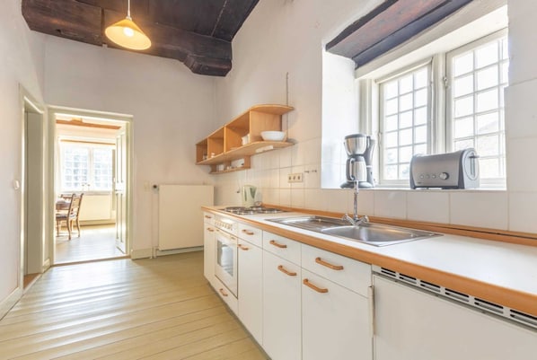 Køleskab, ovn, højstol