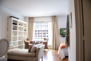 Studio | Living room | Flat-screen TV, DVD player - Cabrera Modern Flat (Buenos Aires)