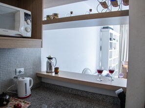 Studio | Eget kök | Stort kylskåp, mikrovågsugn, ugn och spishäll