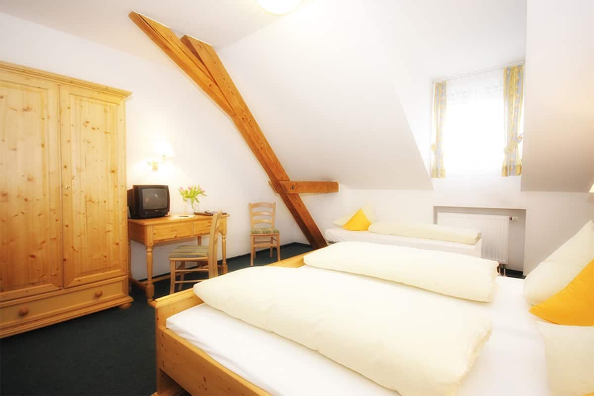Kamar Triple Klasik, 1 kamar tidur | Meja kerja, kedap suara, setrika/meja setrika, dan Wi-Fi gratis