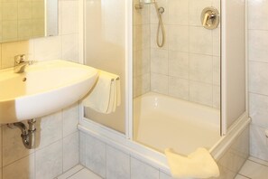 Hair dryer, towels, soap, shampoo - Hotel Trasen (Waldkraiburg)