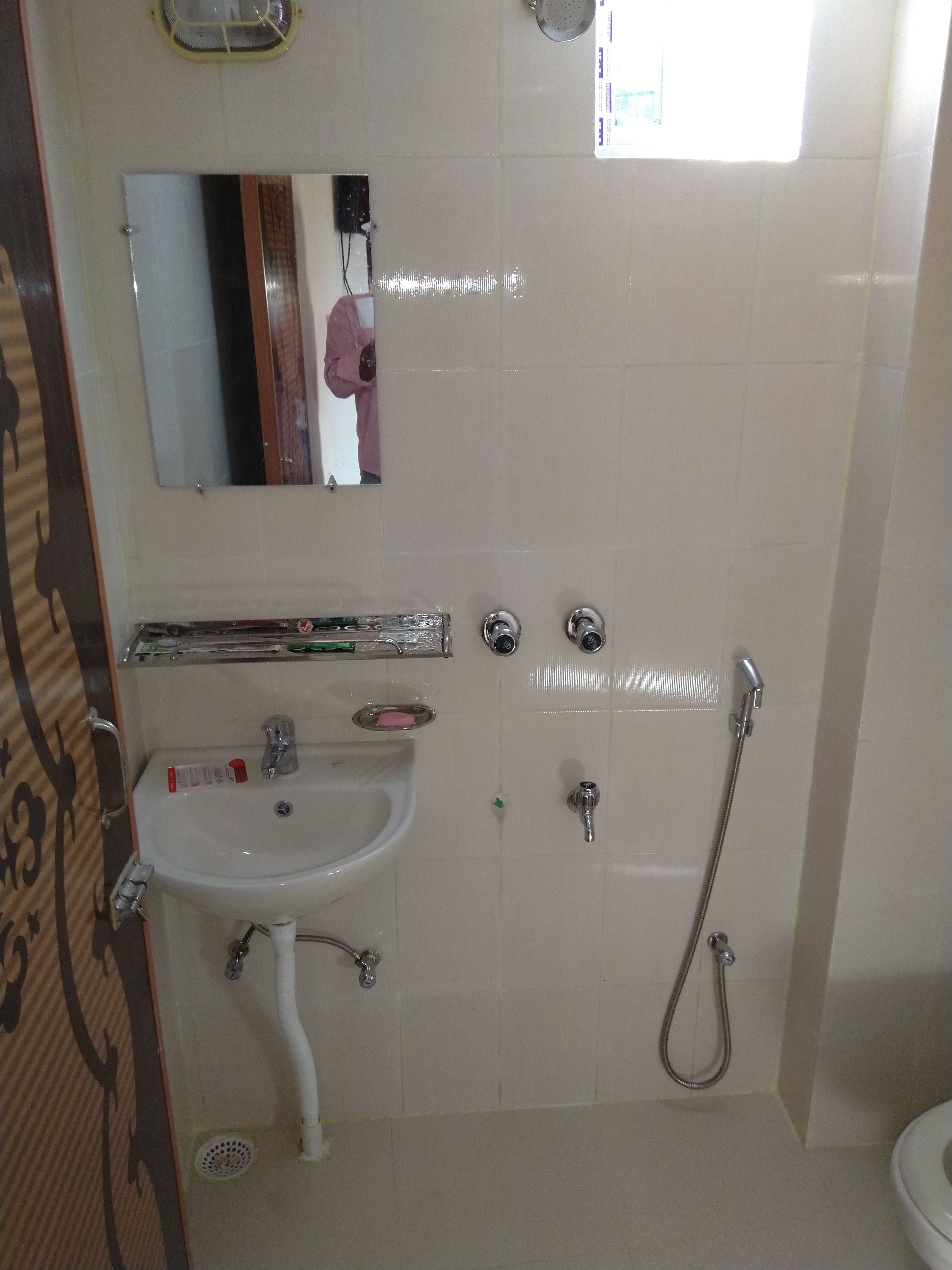 Basic-Doppelzimmer | Badezimmer | Dusche, kostenlose Toilettenartikel, Hausschuhe, Handtücher