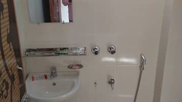 Basic-Doppelzimmer | Badezimmer | Dusche, kostenlose Toilettenartikel, Hausschuhe, Handtücher