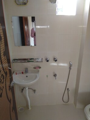 Chambre de base double | Salle de bain | Douche, articles de toilette (gratuits), pantoufles, serviettes fournies