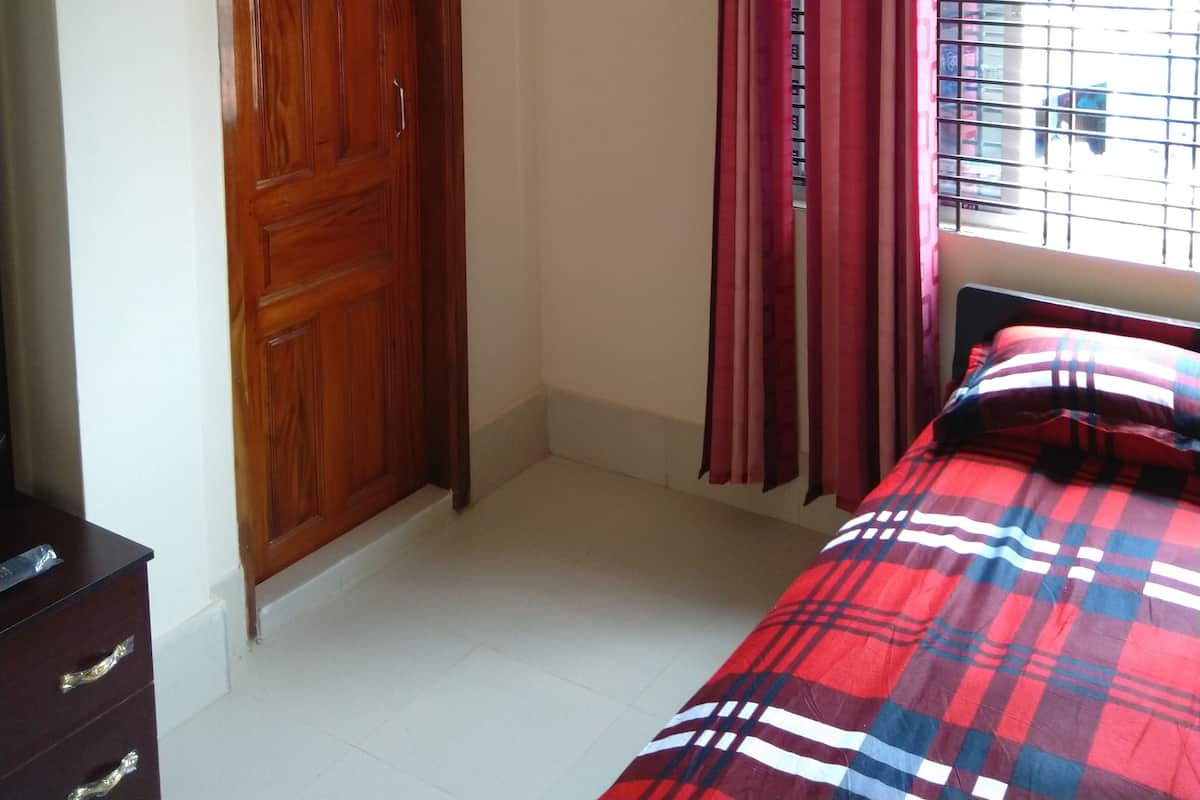Basic Double Room | Soundproofing, free WiFi