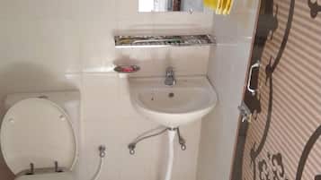 Quarto casal básico | Banheiro | Chuveiro, produtos de toalete grátis, chinelos, toalhas de banho