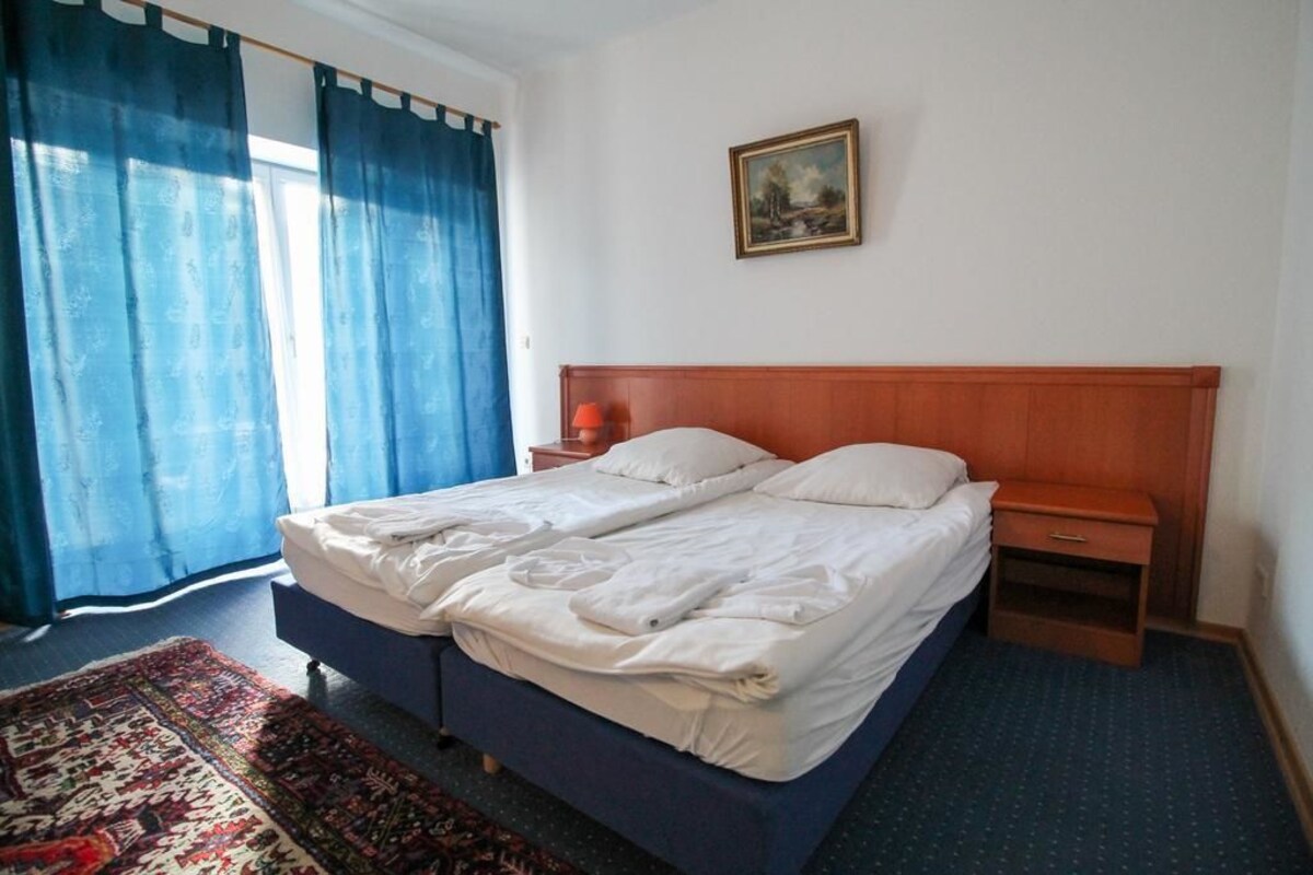 Double Room, Shared Bathroom | WiFi (free), bed sheets