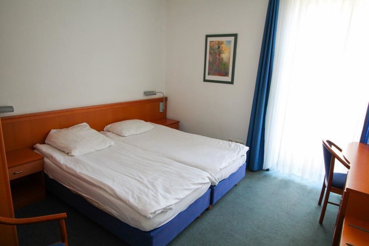 Double Room | WiFi (free), bed sheets