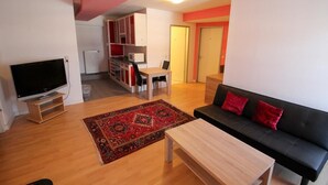 Apartment, 2 Bedrooms | Living room | Flat-screen TV - Hotel Ahrberg Viertel (Hannover)
