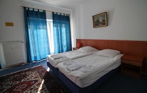 Double Room, Shared Bathroom | Free WiFi, bed sheets - Hotel Ahrberg Viertel (Hannover)
