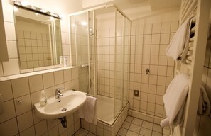 Apartment, 2 Bedrooms | Bathroom | Shower, towels, soap, shampoo - Hotel Ahrberg Viertel (Hannover)