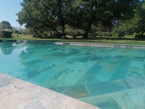 Seasonal outdoor pool, open 9:00 AM to 6:00 PM, sun loungers - Le Mas des Escans (Le Beausset)