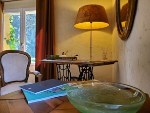 Herbergi með tvíbreiðu rúmi (Chambre des pierres) | Sérhannaðar innréttingar, sérvalin húsgögn, vinnuaðstaða fyrir fartölvur