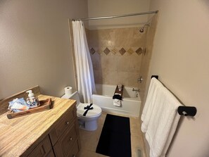 淋浴/盆浴组合、吹风机、毛巾、肥皂