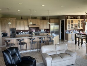 Smart-TV, Kamin, DVD-Player, Bücher