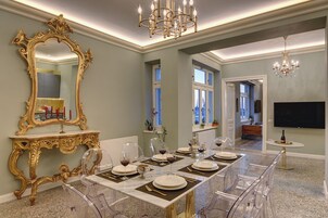 Luxury-Apartment | Essbereich im Zimmer
