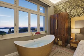 Memory-foam beds, in-room safe, individually decorated - Arena & Seaview Luxurious Residence (Pula)