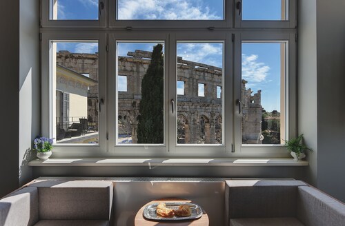 Arena & Seaview Luxurious Residence