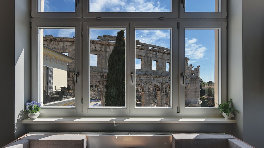 Arena & Seaview Luxurious Residence