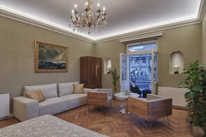 Memory-foam beds, in-room safe, individually decorated - Arena & Seaview Luxurious Residence (Pula)