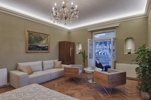 Apartamento superluxo | Camas com colchões de espuma com sistema de memória, cofres nos quartos